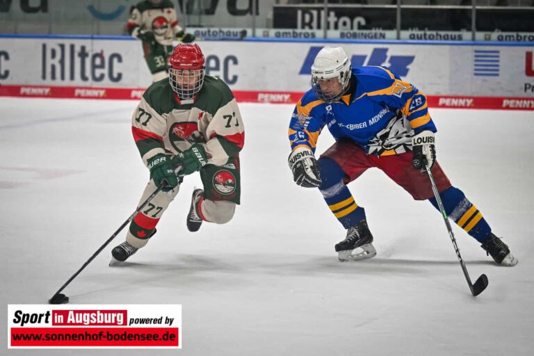 Zweikampf beim Eishockey. ERC Moheim gegen Kuhsee Allstars im Finale Schwabencup 3