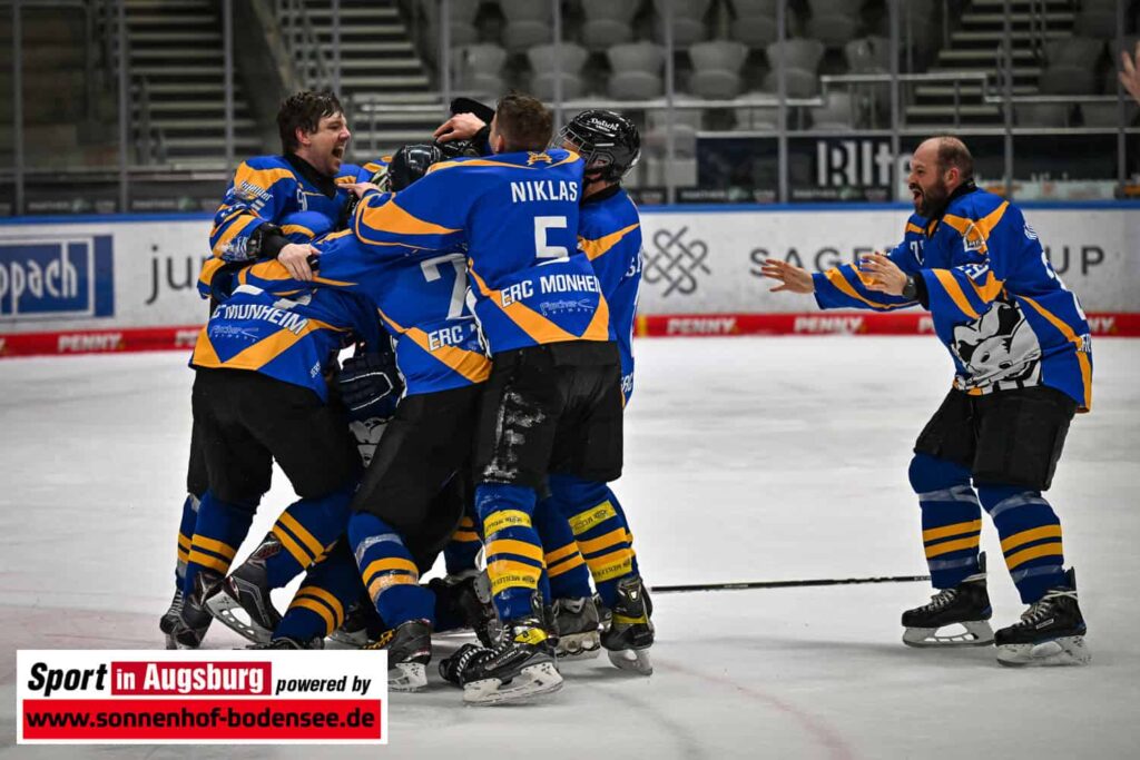 Eishockeyspieler vom ERC Monheim feiern ihren Sieg im Schwabencup 3 in Augsburg. Curt Frenzel Stadion