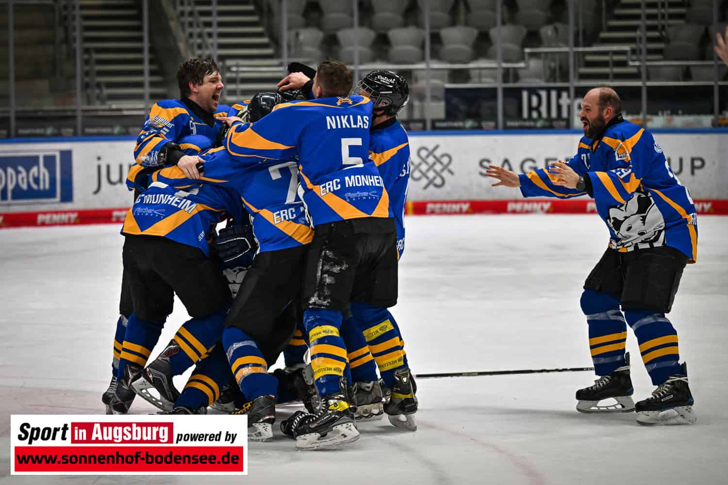 Eishockeyspieler vom ERC Monheim feiern ihren Sieg im Schwabencup 3 in Augsburg. Curt Frenzel Stadion