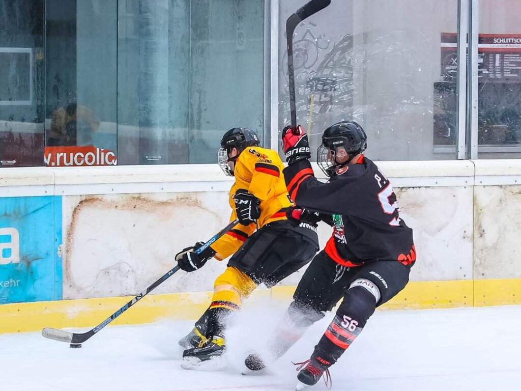 Eishockeyspieler des ERC Monheim im Zweikampf um den Puck während eines Schwabencup-Spiels.
