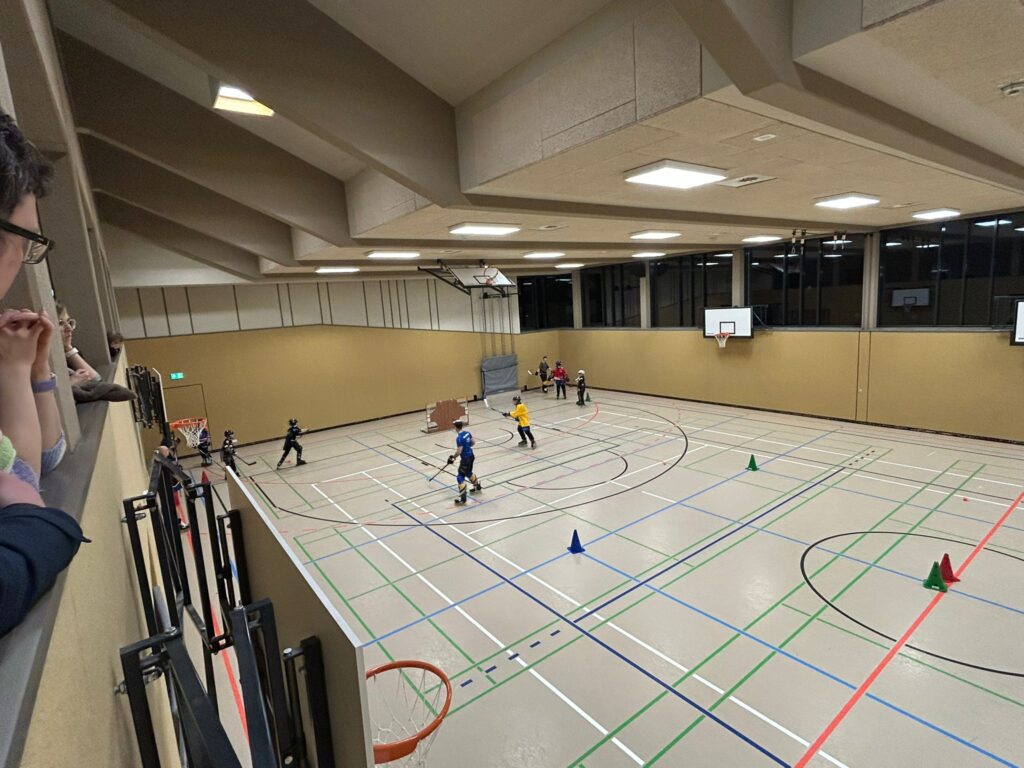 Inlinehockeytraining für Kinder in Monheim in der Schulturnhalle